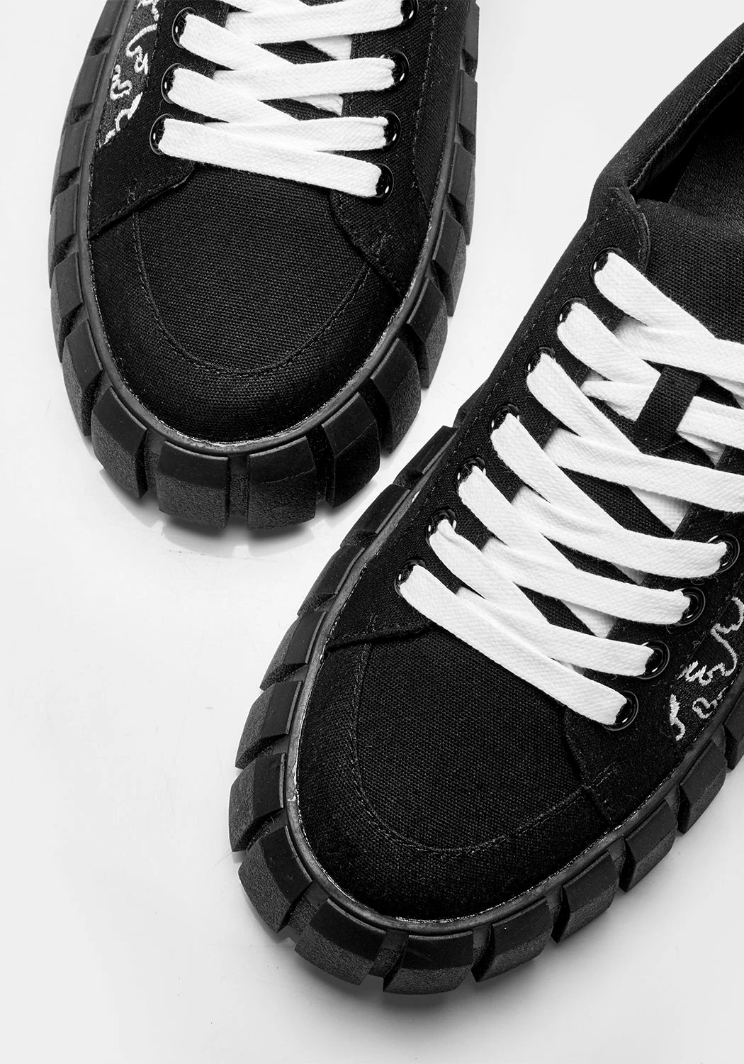 DGH1 Footwear TROUBLE GRAPHIC TRAINERS 9 DGH1 Footwear TROUBLE GRAPHIC TRAINERS