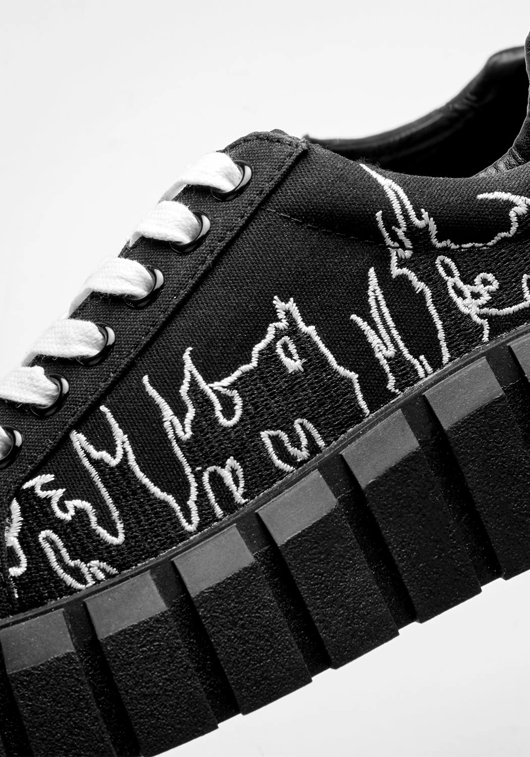 DGH1 Footwear TROUBLE GRAPHIC TRAINERS 8 DGH1 Footwear TROUBLE GRAPHIC TRAINERS